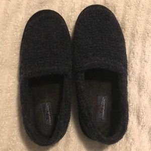 Men’s Temper-pedic slippers size 10